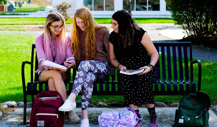 duojiwuye.com three female students studying on a bench on camp at Ocean County College